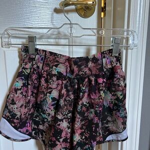 Lululemon Hotty Hot Low-Rise Lined Short 2.5”